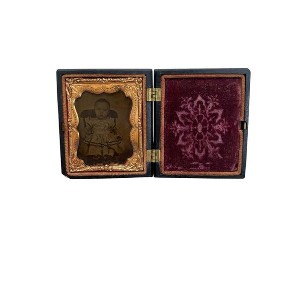 Antique 1850’s Gutta Percha Daguerrotype Picture Frame Case Baby Portrait - Picture 1 of 7